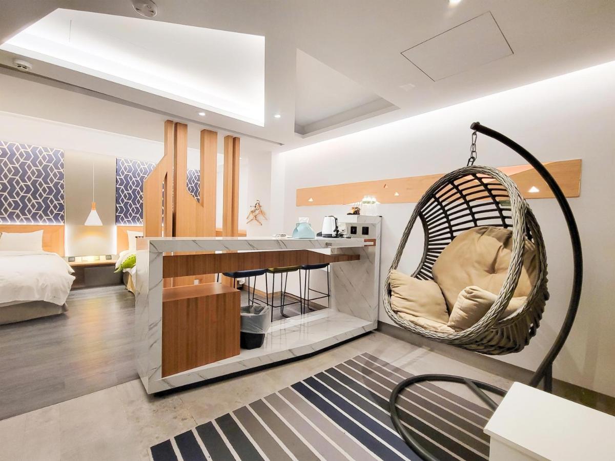 Check Inn Taichung Zhongshan Extérieur photo