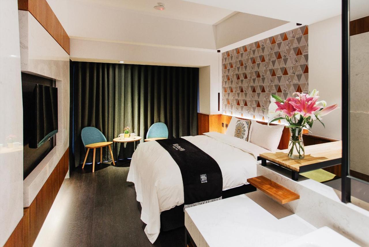Check Inn Taichung Zhongshan Extérieur photo